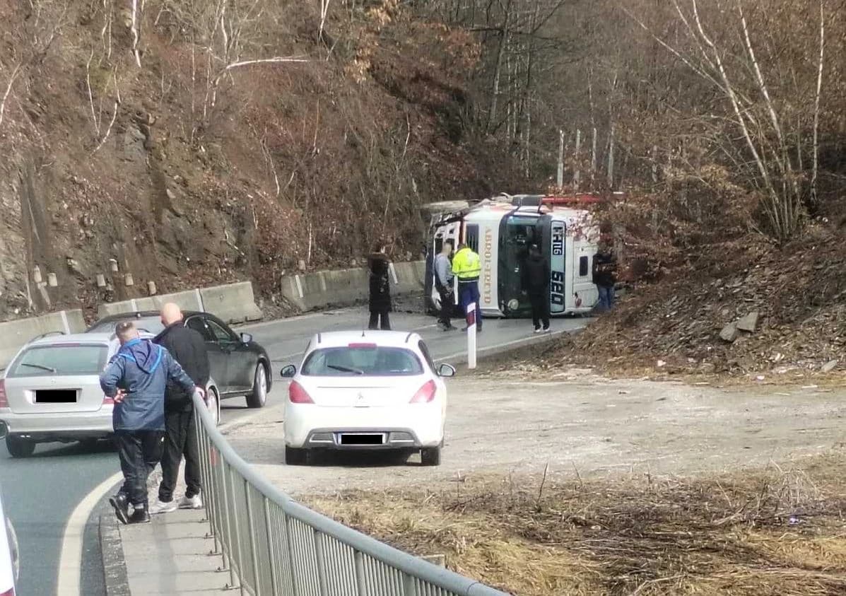 Dvije osobe povrijeđene u sudaru kamiona na Komaru, saobraćaj potpuno obustavljen