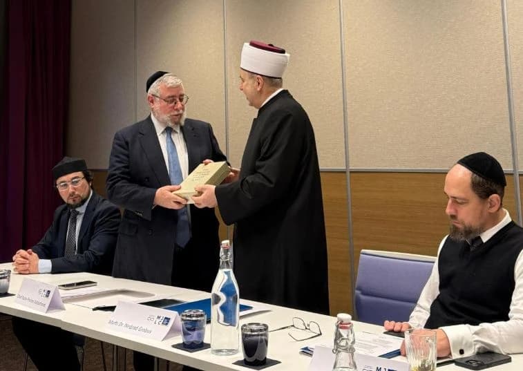 Muftija Grabus poklonio glavnom rabinu primjerak Sarajevske hagade: Zajednička borba protiv mržnje u Evropi