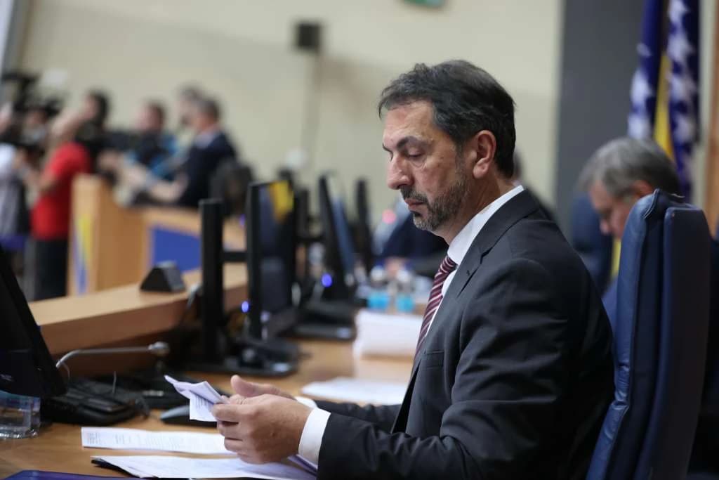 Pekić: Parlamentarna komisija zasad podržala Čavarin zakon, ali uz rezervu, rješenje nije da dobija plaću na ruke