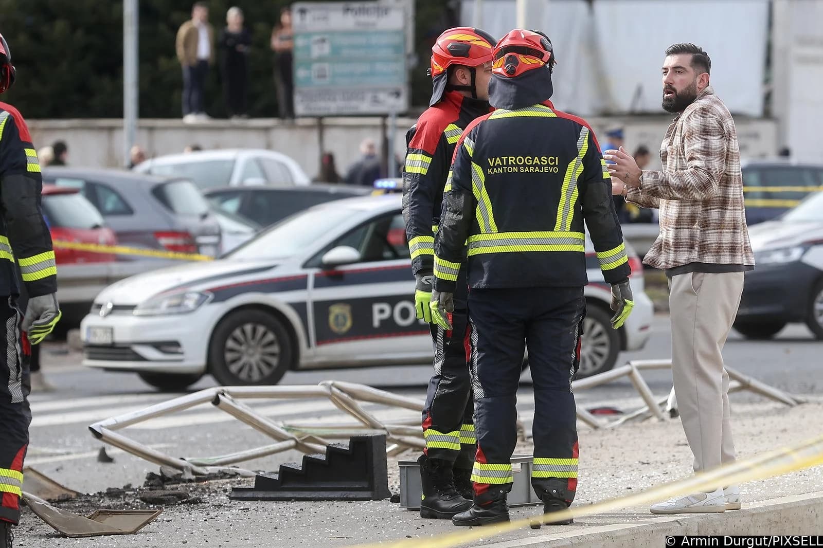 Šokirani očevidac u razgovoru s vatrogascima
