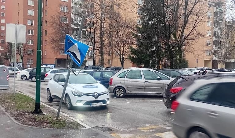 Koga upozorava zgužvani saobraćajni znak?