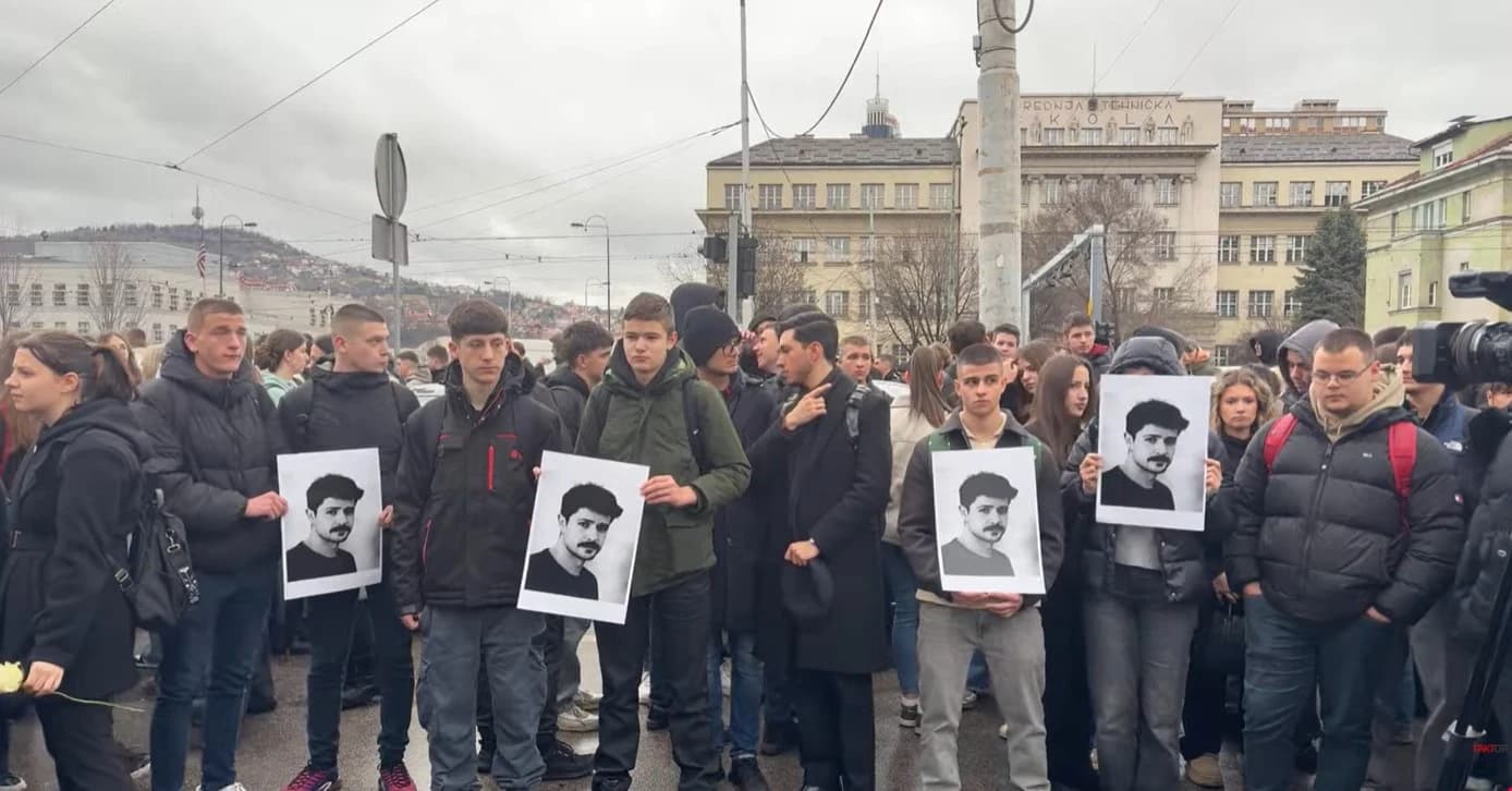 Studenti i građani Sarajeva okupili se na mjestu tramvajske nesreće u Sarajevu
