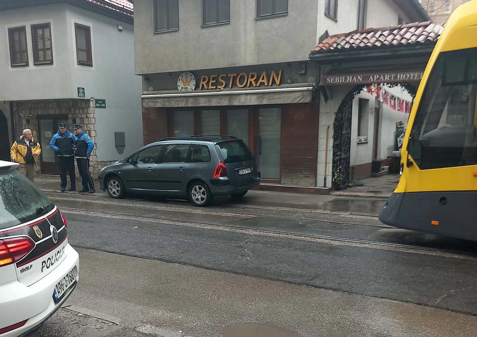 MUP KS: Vozač automobila koji je zaustavio tramvaje na Baščaršiji bit će kažnjen, vozilo je uklonjeno sa šina