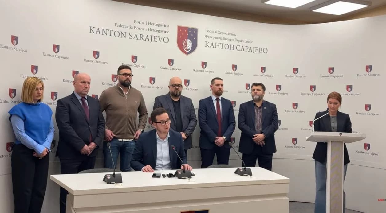 Obraćanje premijera Kantona Sarajevo i članova Vlade u povodu tramvajske nesreće u kojoj je poginuo student