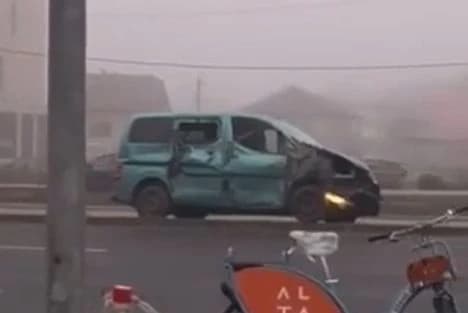 Saobraćajna nesreća u Sarajevu, dijelovi vozila rasuti po cesti