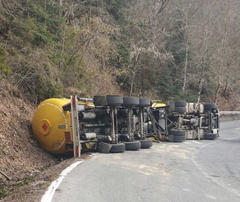 Bugojno: Na prijevoju Koprivnica prevrnuo se kamion-cisterna, vozač povrijeđen