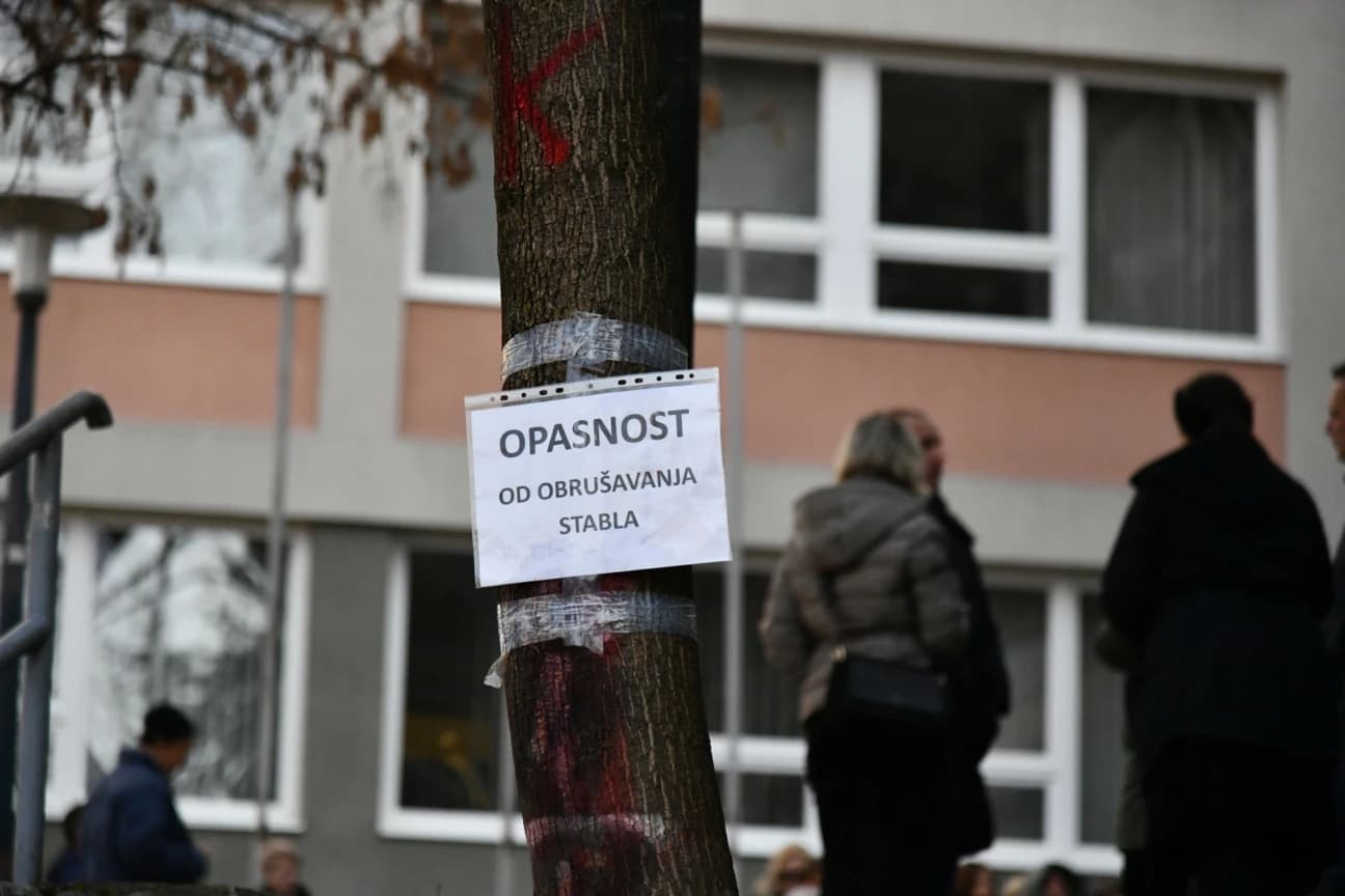 Prilaz do zgrade Stomatološkog fakulteta kao iz horor filma: Čekaju li nadležni da se desi nesreća pa da reaguju