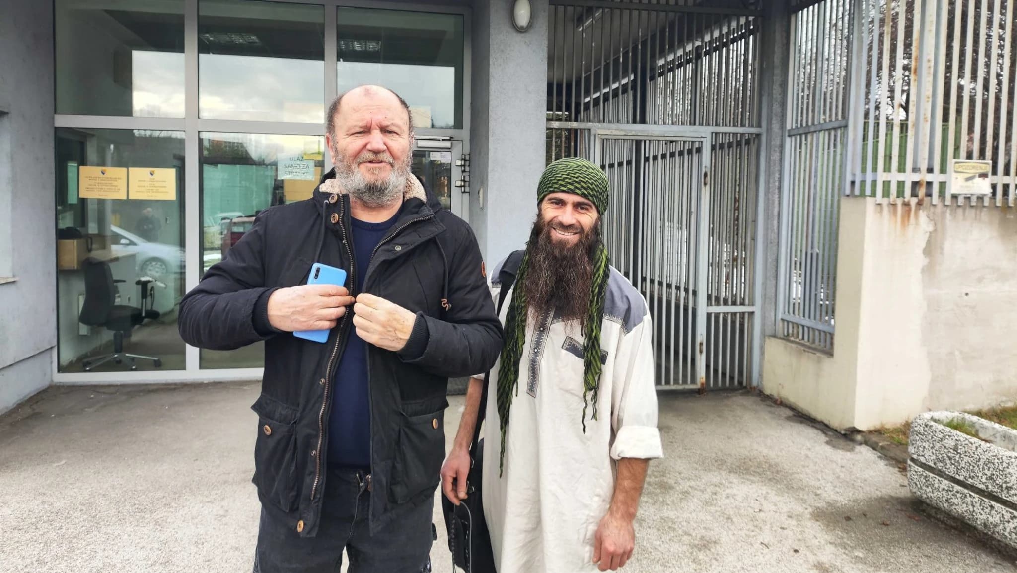 Simbad Bajrektarević (desno) s braniocem Huseinom Mušićem (lijevo) ispred Suda BiH