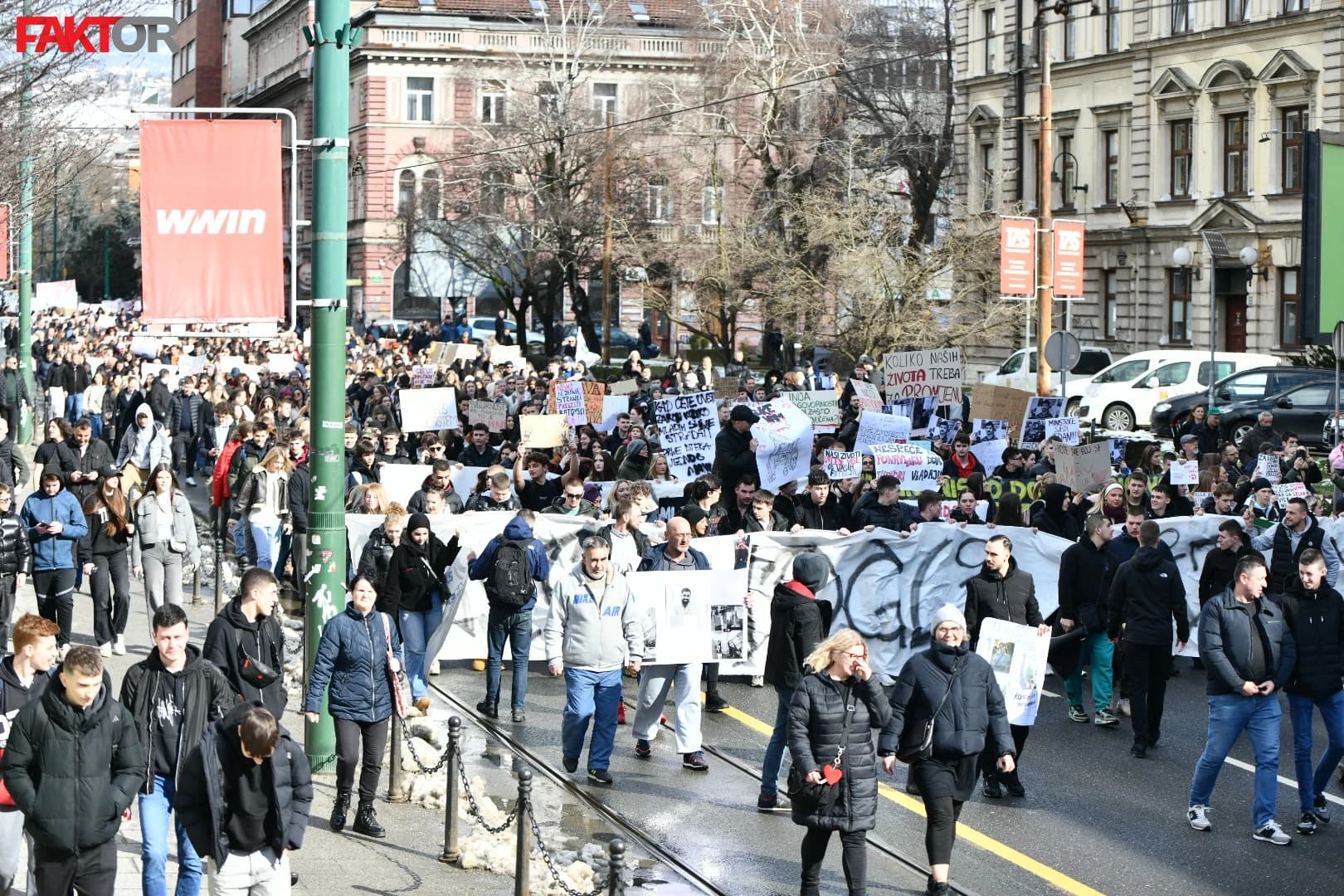 Okupljanje pred Zemaljskim muzejom BiH
