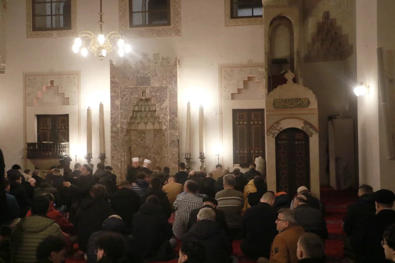 Begova džamija u Sarajevu: Vjernici klanjali prvu teraviju ovogodišnjeg ramazana