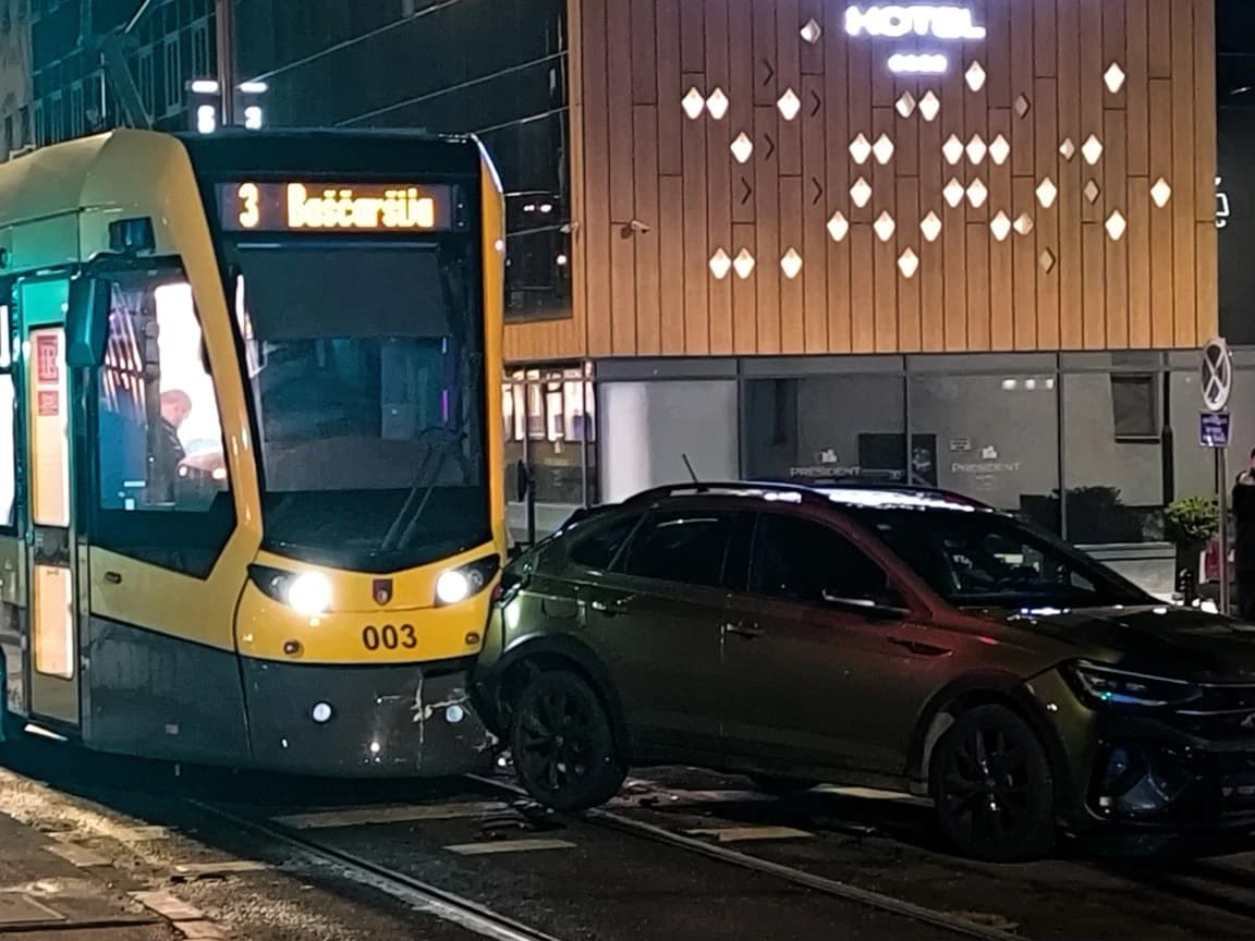Dvije osobe povrijeđene u sudaru tramvaja i automobila, obustavljen saobraćaj