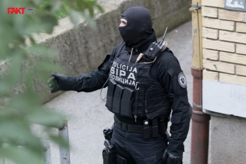 SIPA u akciji "Virus" hapsi i pretresa na 12 lokacija: Pronađen kokain, heroin, kanabis, pištolji, municija...