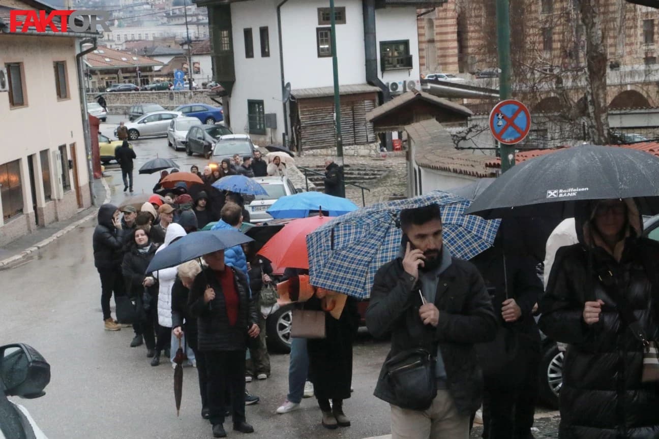 Pred prvi iftar: Miris se širi sarajevskim mahalama, stotine Sarajlija čekaju u redu za somune