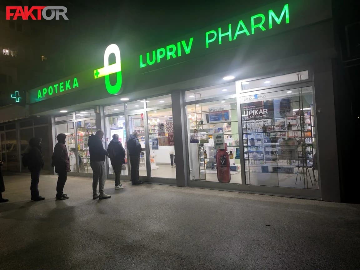 Uviđaj je završen te se stvorio red pred apotekom