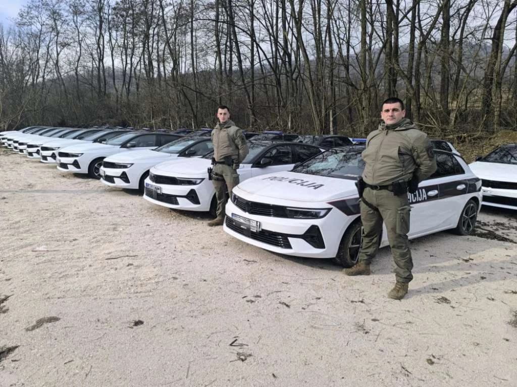 MUP-u SBK uručeno 25 novih službenih vozila opel astra
