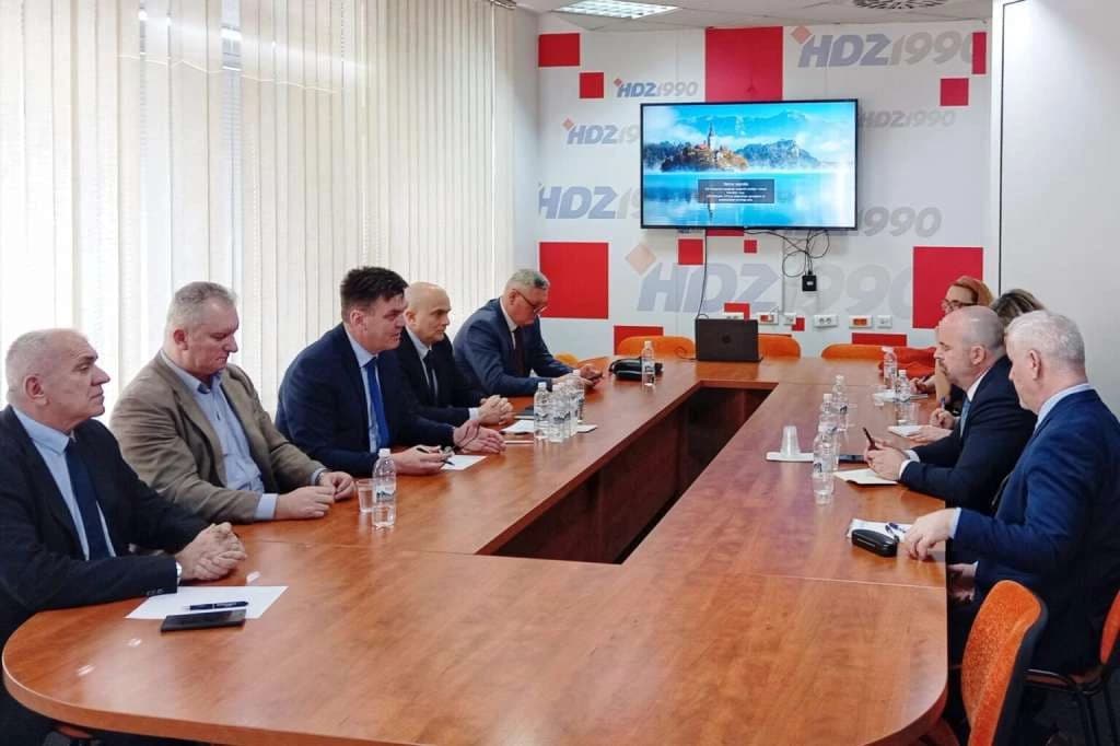 Sastanak je održan u prostorijama HDZ-a 1990