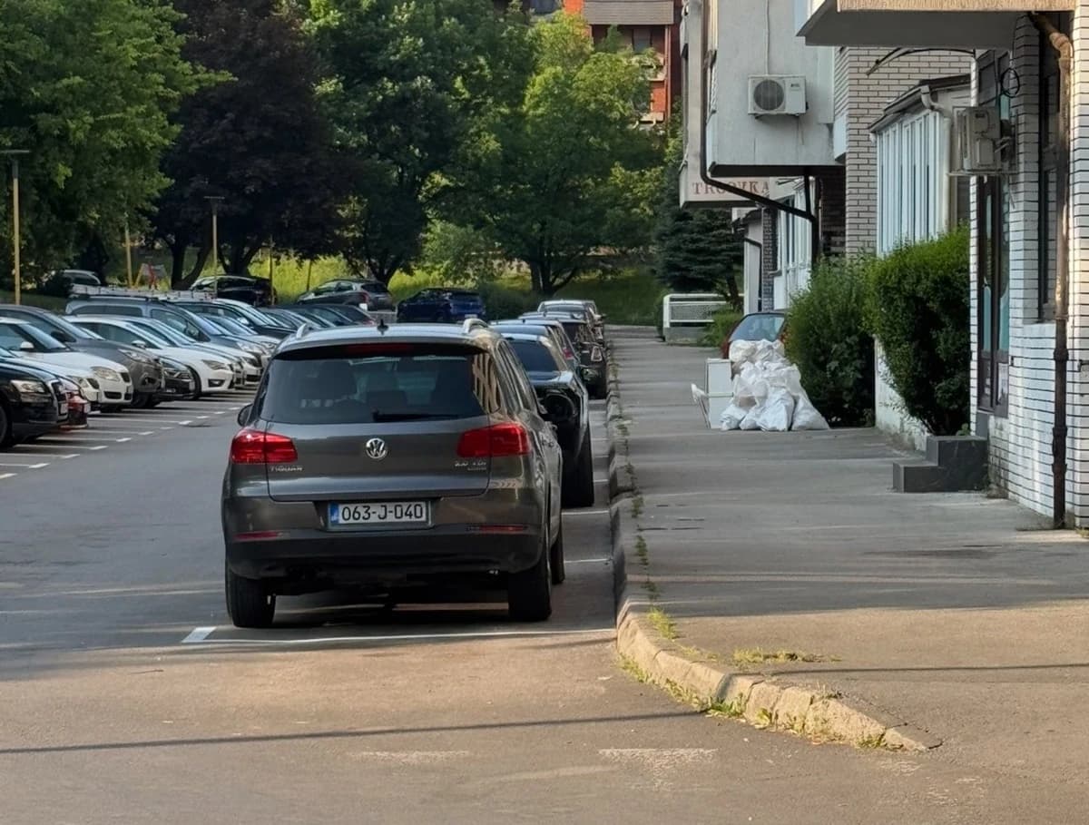 Parking između zgrada na Stupinama