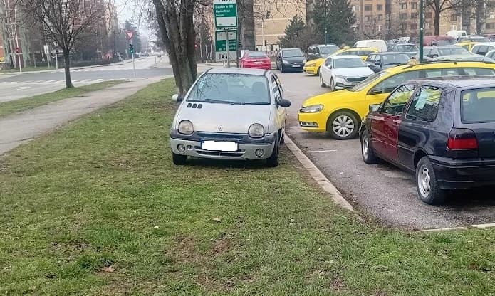 U Sarajevu sve može pa i parkiranje na zelenoj površini