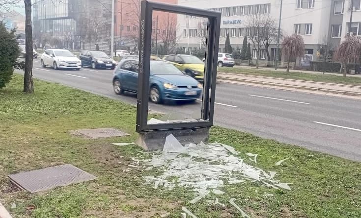 Huligani su sada prešli i na reklamne panoe