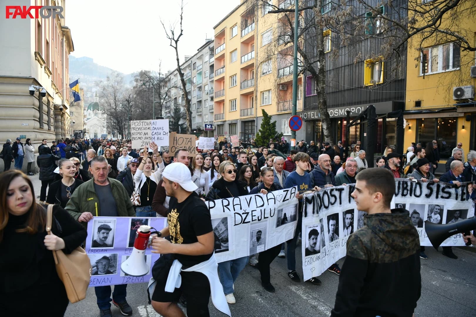 "Otvorite prozore da nas čujete": Pogledajte momenat kad su demonstranti došli pred Tužilaštvo KS