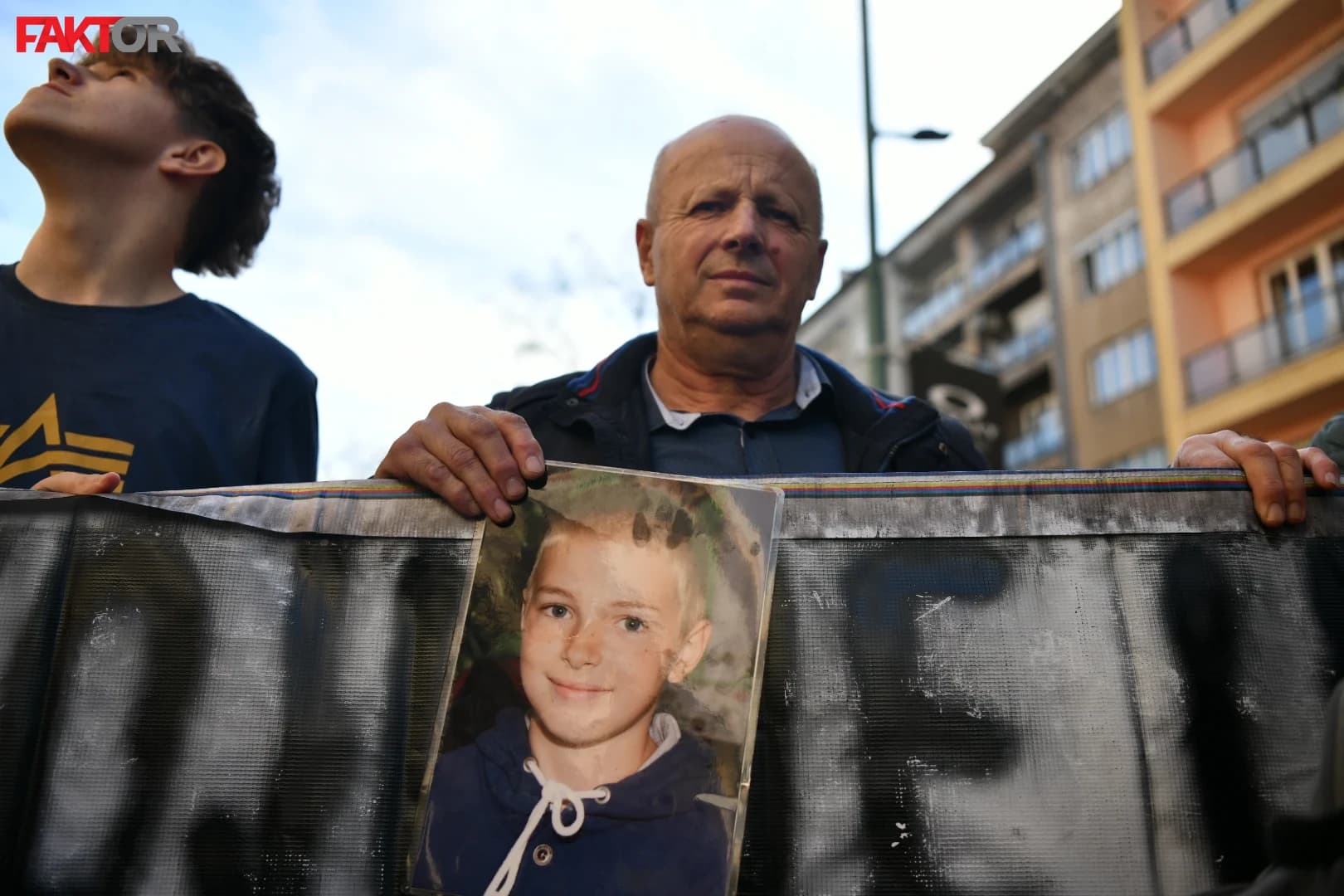 Očevi ispred Tužilaštva KS: Stoka koruptivna, novac im je važniji od naše djece!
