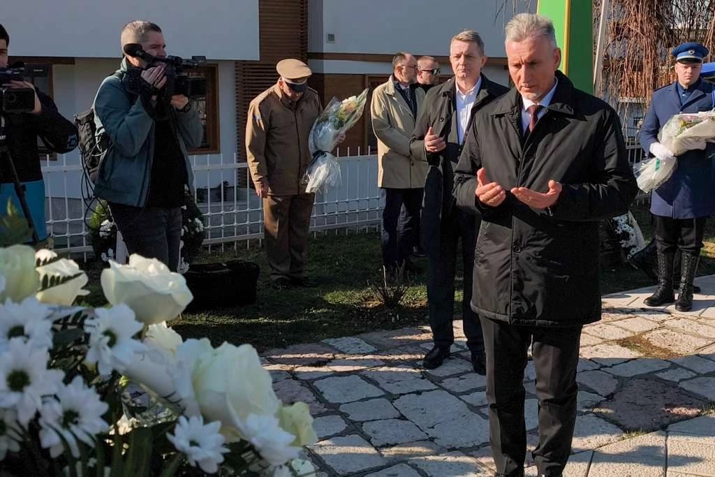 Ademović: Generacije koje dolaze trebaju učiti iz prošlosti, obrazovati se i biti spremne da preuzmu tu odgovornost