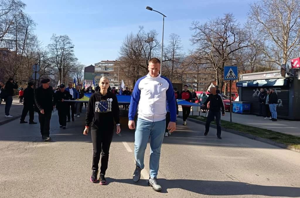 Defileom gradskim ulicama obilježen Dan nezavisnosti, večeras svečana akademija