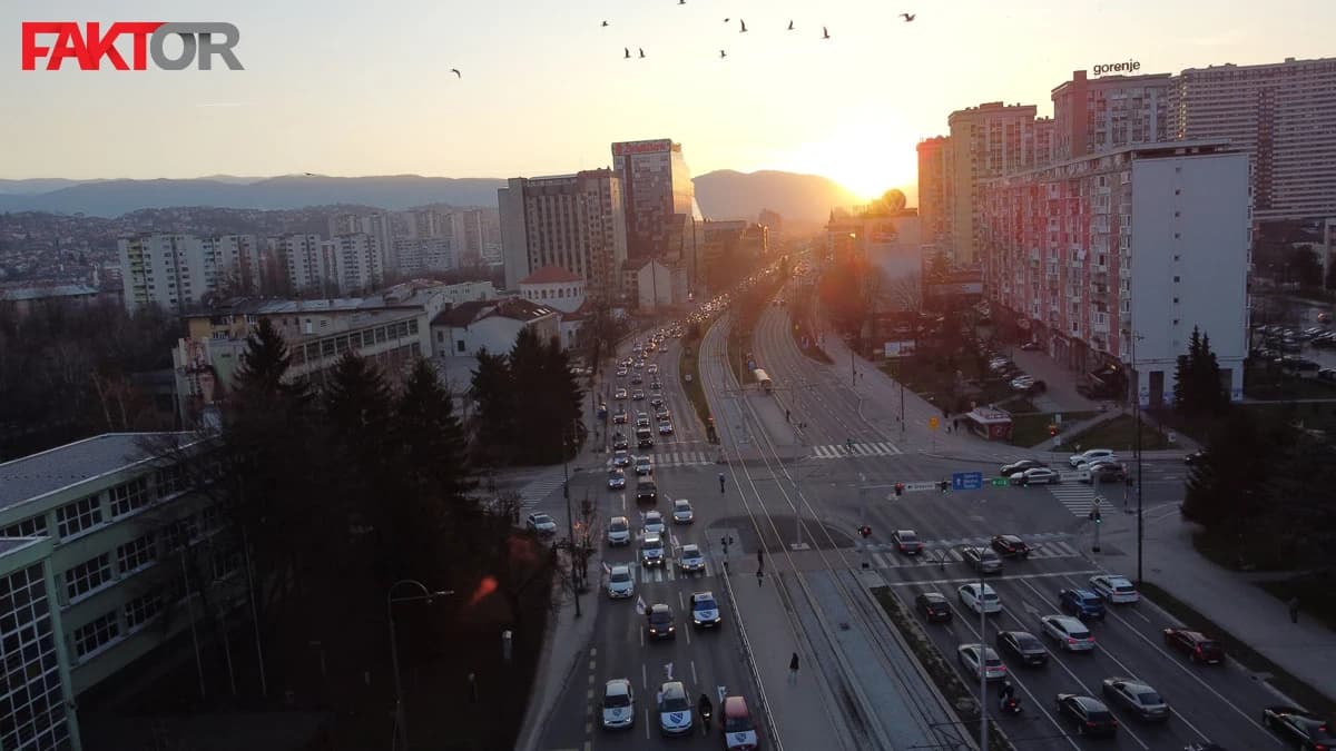 Modra boja na bijelome platnu: Pogledajte kako je iz zraka izgledao "Defile ljiljana" u Sarajevu