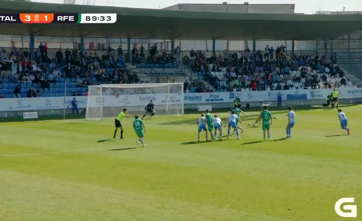 Je li ovo najgori penal u historiji? S 11 metara je prebacio cijeli stadion