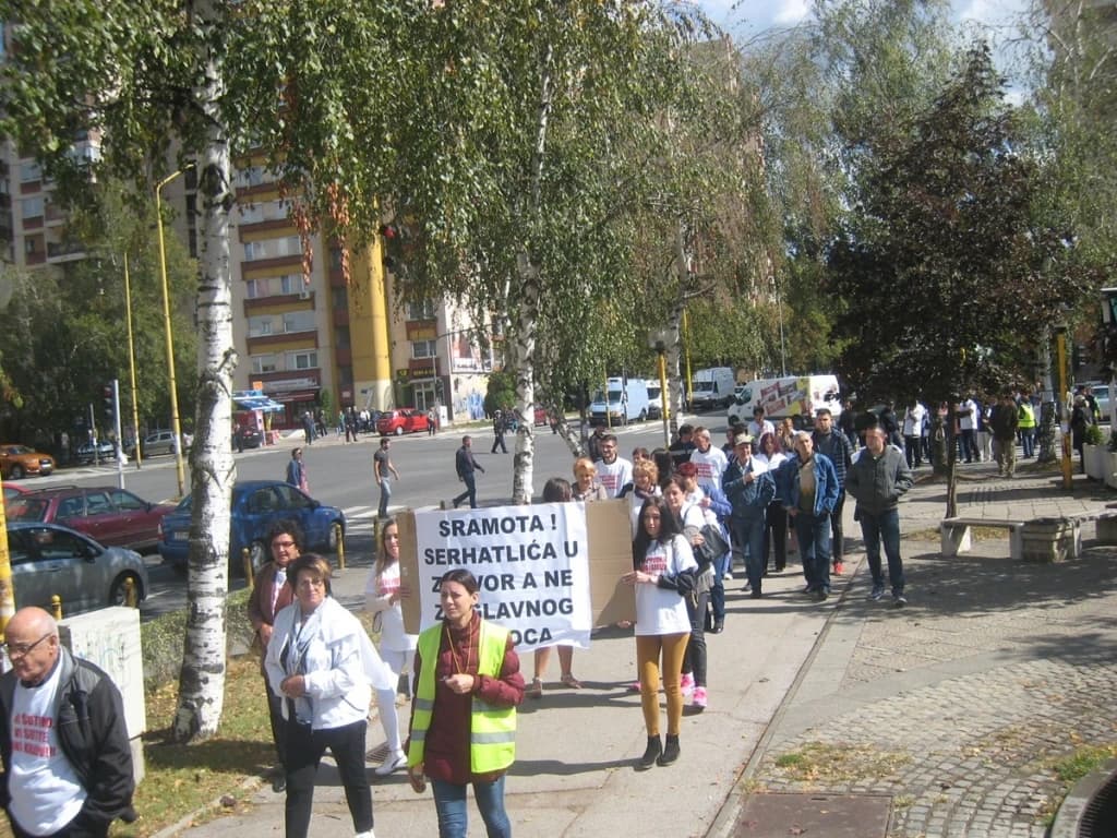 protest kupaca iz zgrade 15. maj u Tuzli