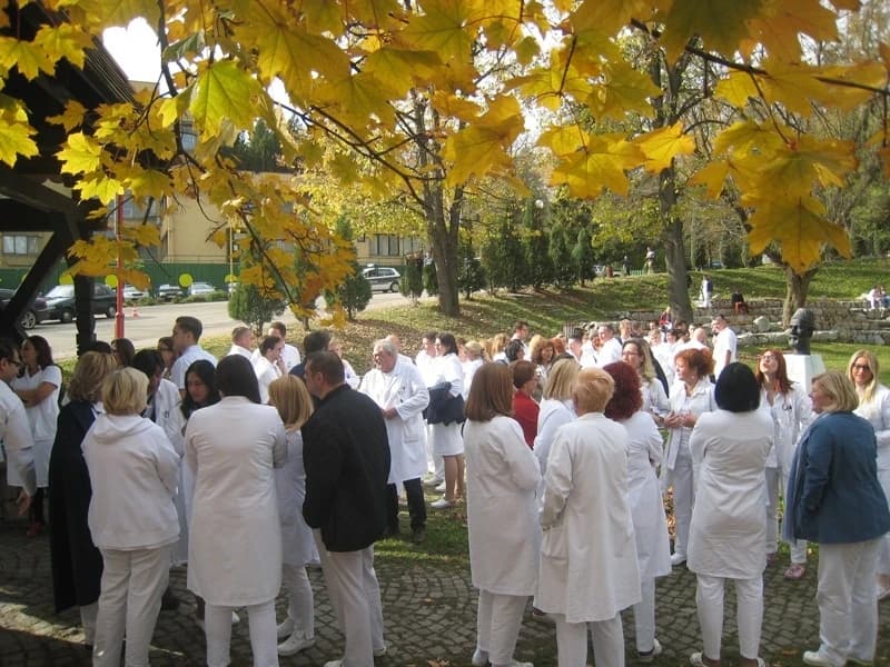 Protest doktora ispred UKC-a Tuzla