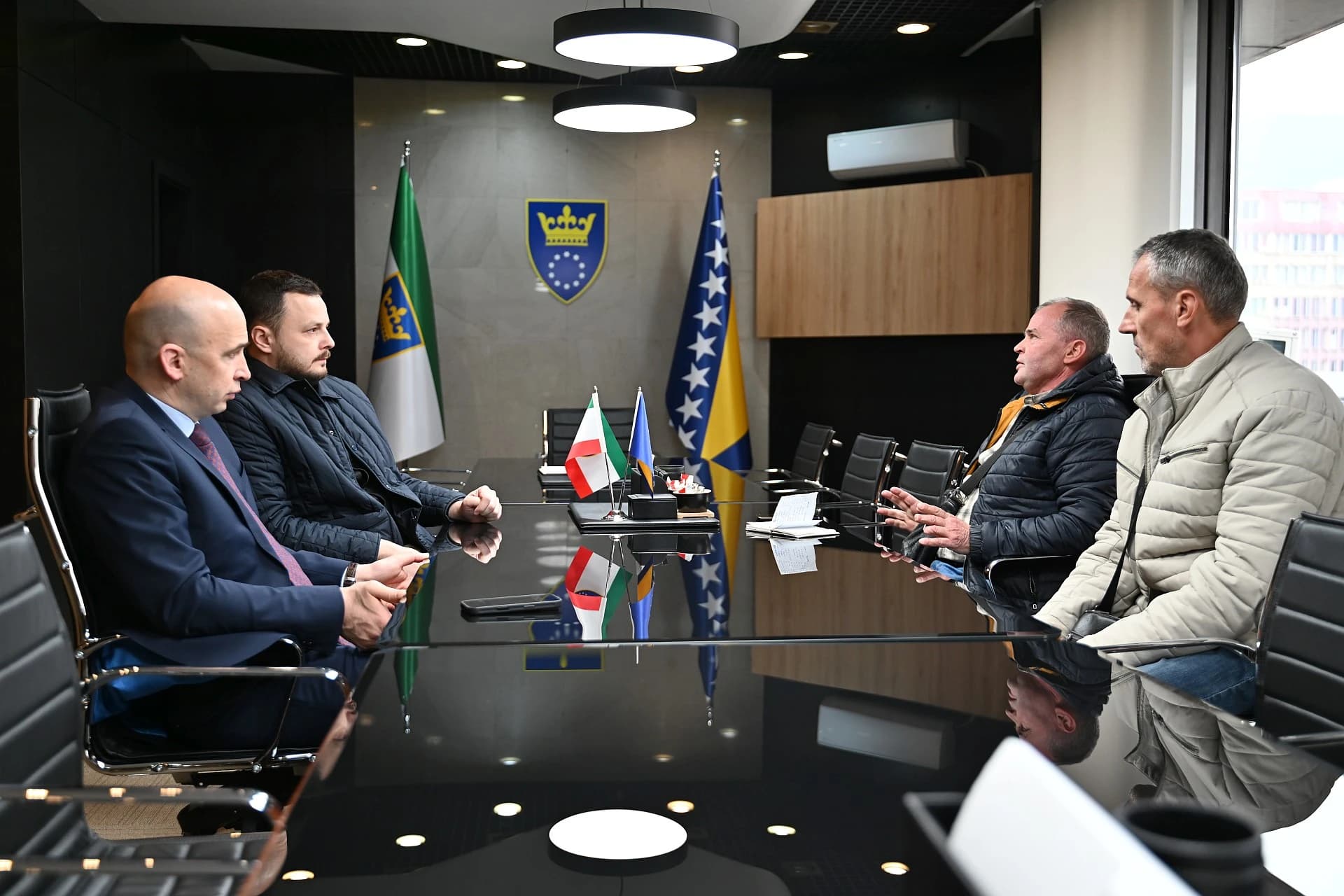Pivić sa stanarima zgrade  u zeničkom naselju Crkvice