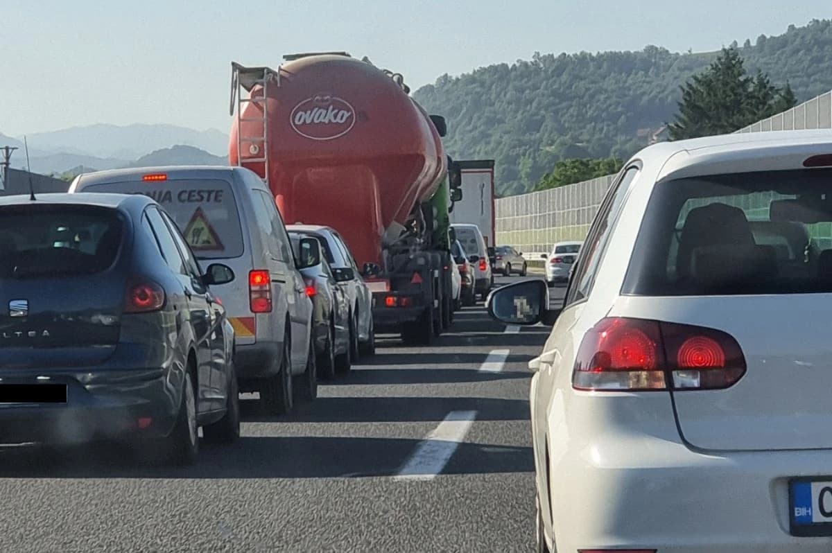 Dva teretna vozila se sudarila kod Podlugova, obustavljen saobraćaj