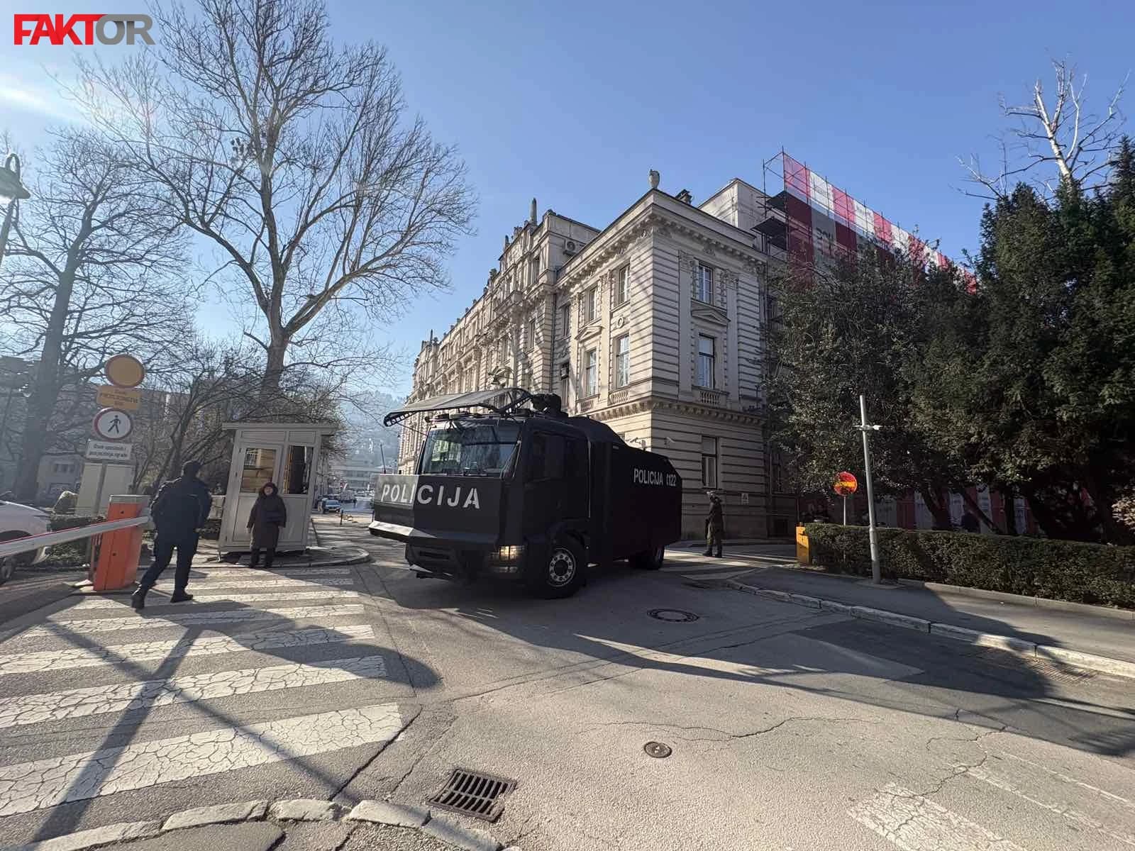 Danas novi protesti mladih, pred zgradom Vlade KS prvi put i vozilo za razbijanje demonstracija