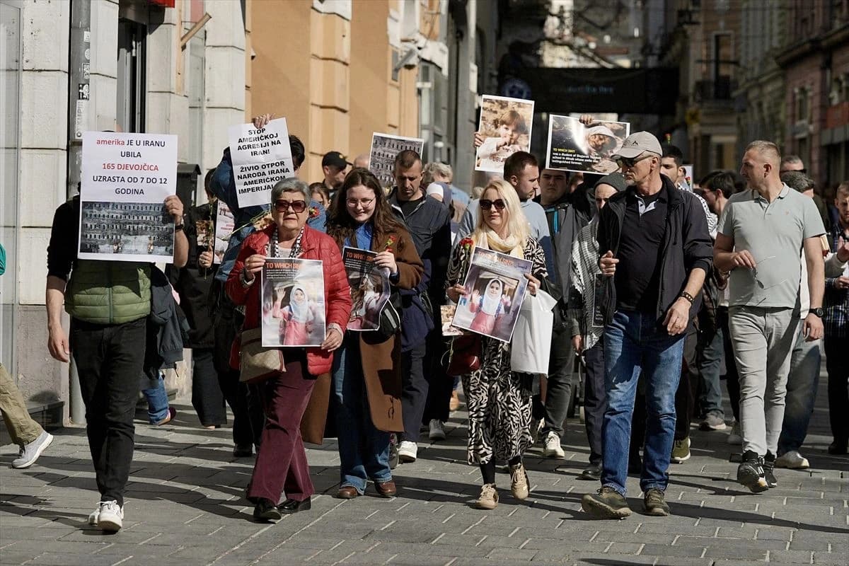 Uprkos zabrani protesta: Sarajlije položile cijeće kod Iranskog centra, policija legitimisala nekoliko osoba