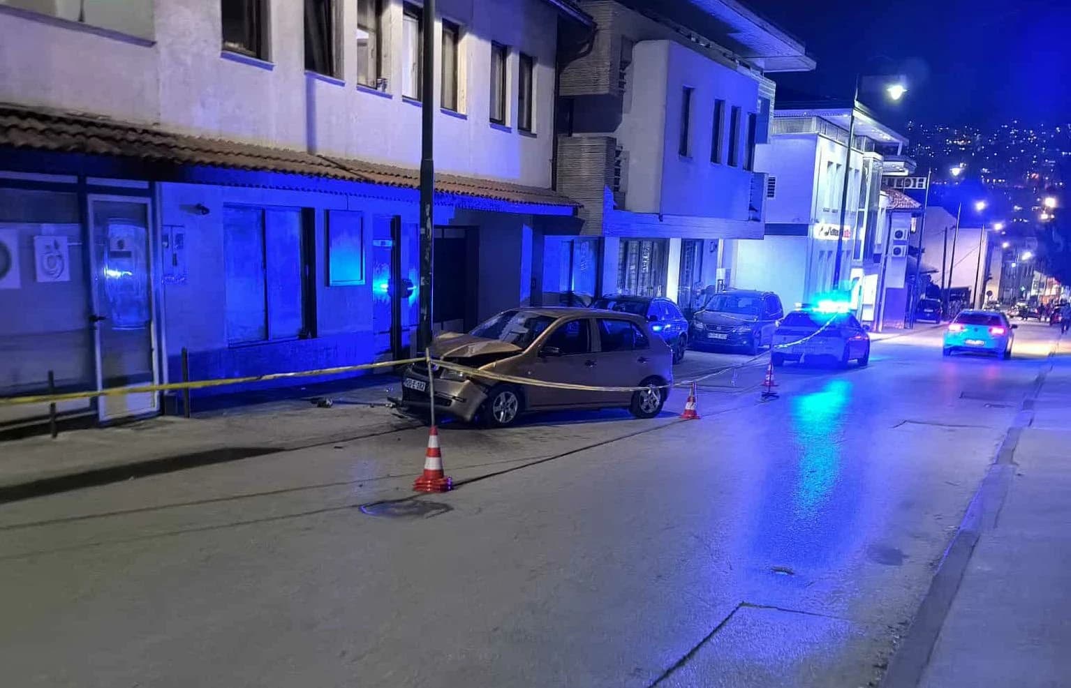 U Sarajevu vozilo udarilo u stub: Jedna osoba zadobila teške povrede, prebačena je u KCUS