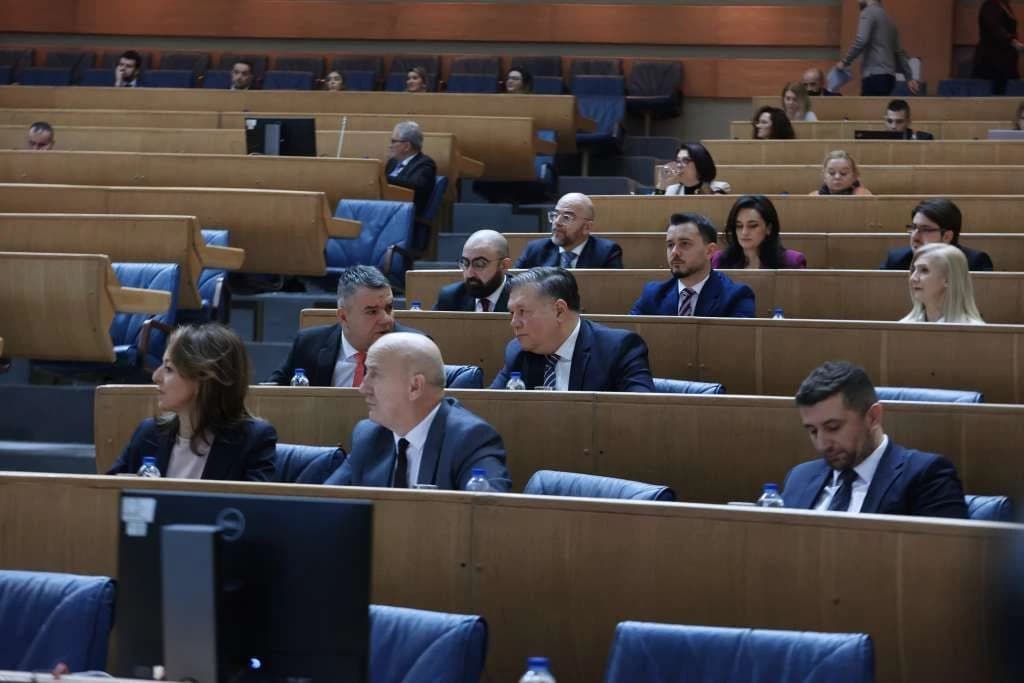 Cijene divljaju, zastupnici će "hitno" iduće sedmice odlučivati o ukidanju akcize na gorivo, a delegati će blokirati?