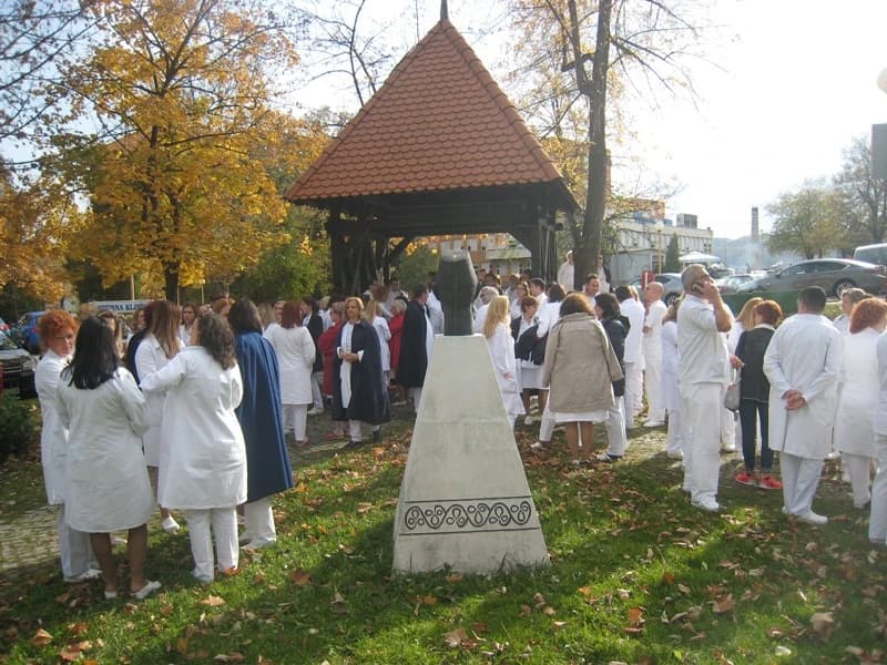 Protest doktora ispred UKC-a Tuzla