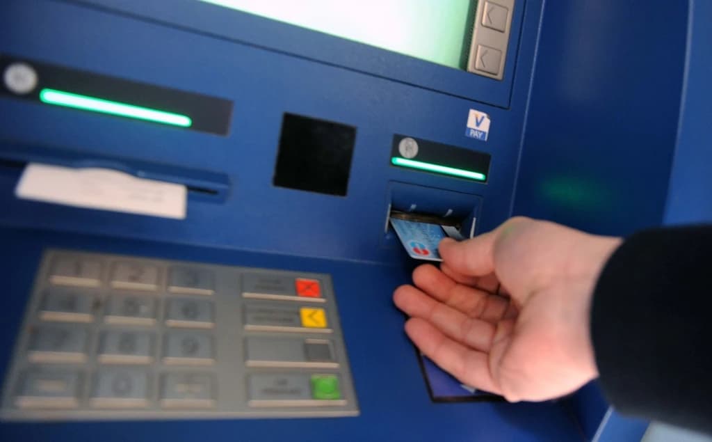 Bilećanka opljačkala tetku dok je bila na samrtnoj postelji: S bankomata podigla 7.920 KM