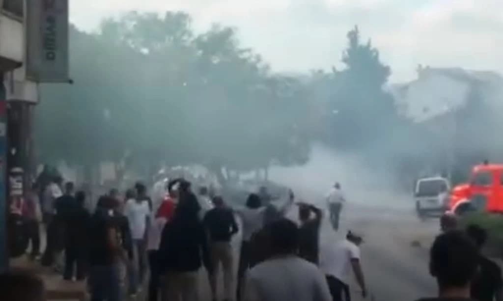 Navijačima Sarajeva vatrena najava za meč u Širokom: Video nereda, oteti rekviziti, razbijen kombi...