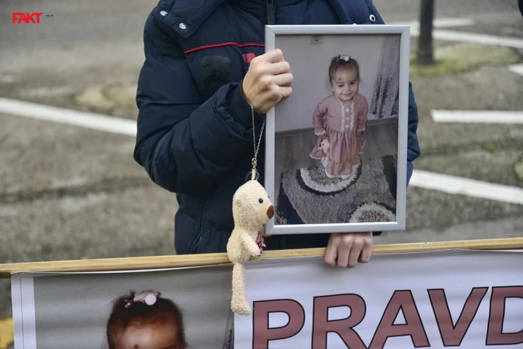 "Da je živa, bila bi prvi razred": Roditelji i Tužilaštvo traže da se osude ljekari odgovorni za smrt Džene Gadžun