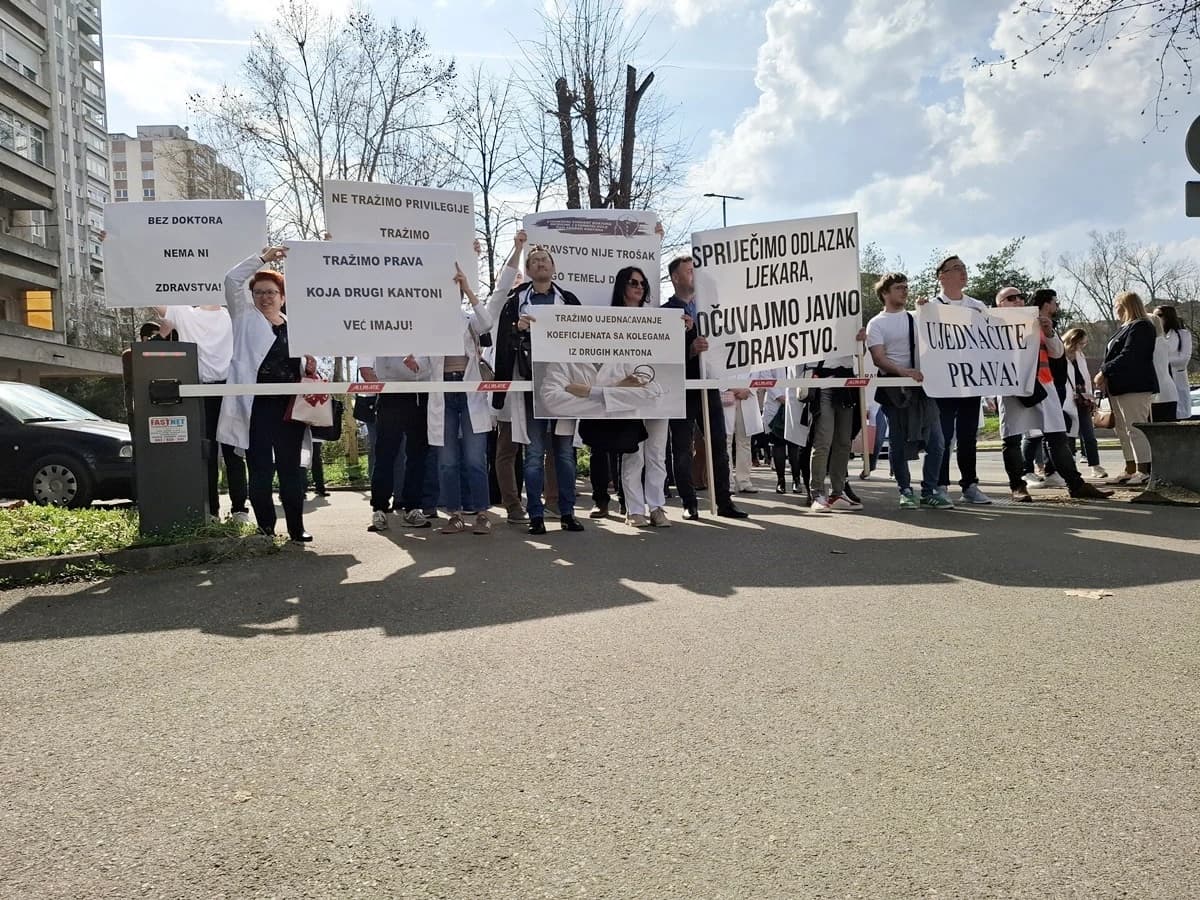 Protest doktora ispred Vlade TK