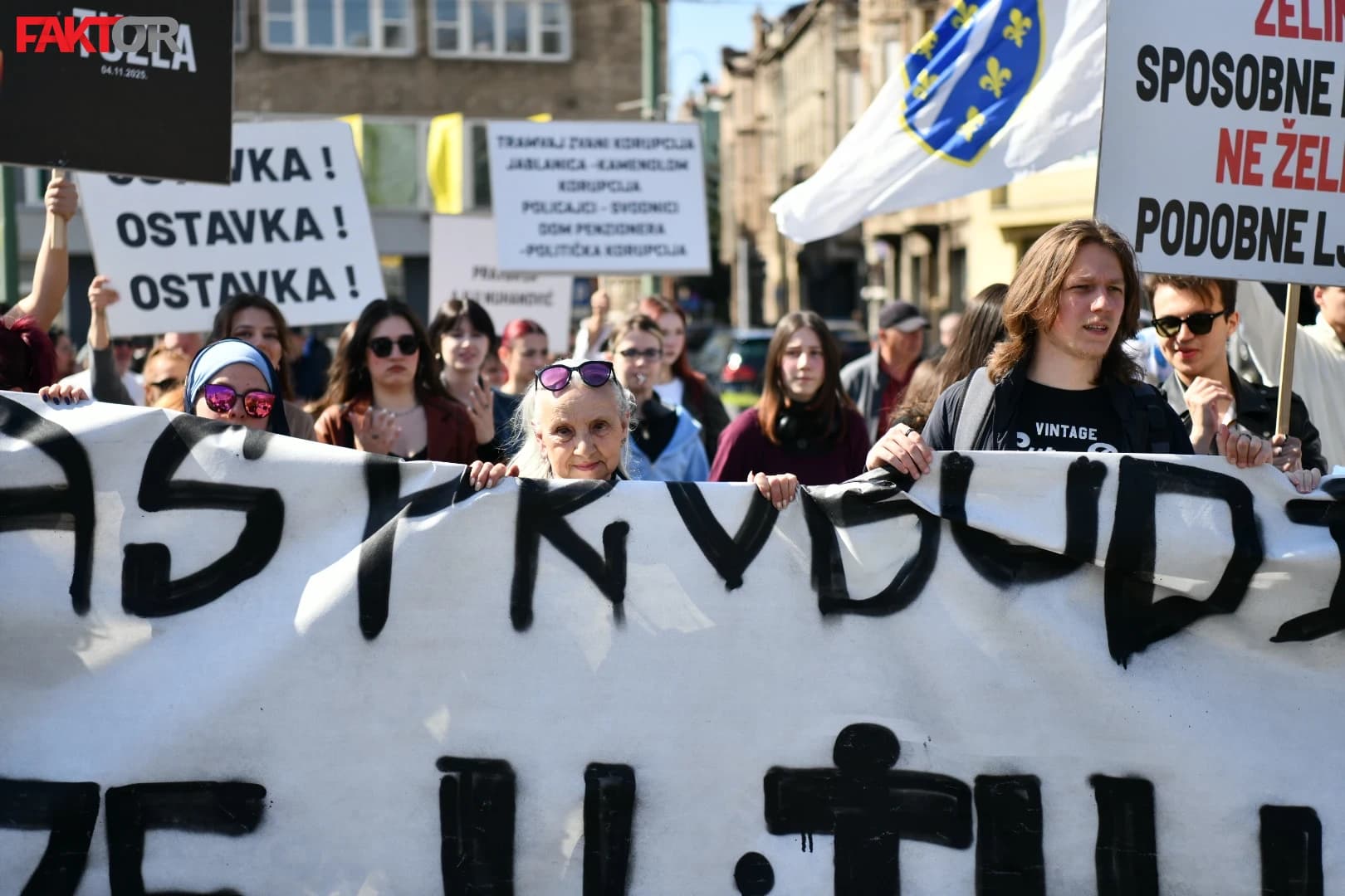 Završeni deseti protesti u Sarajevu: "Zamislite dignete slušalicu i kažu vam - vaše dijete nije preživjelo"