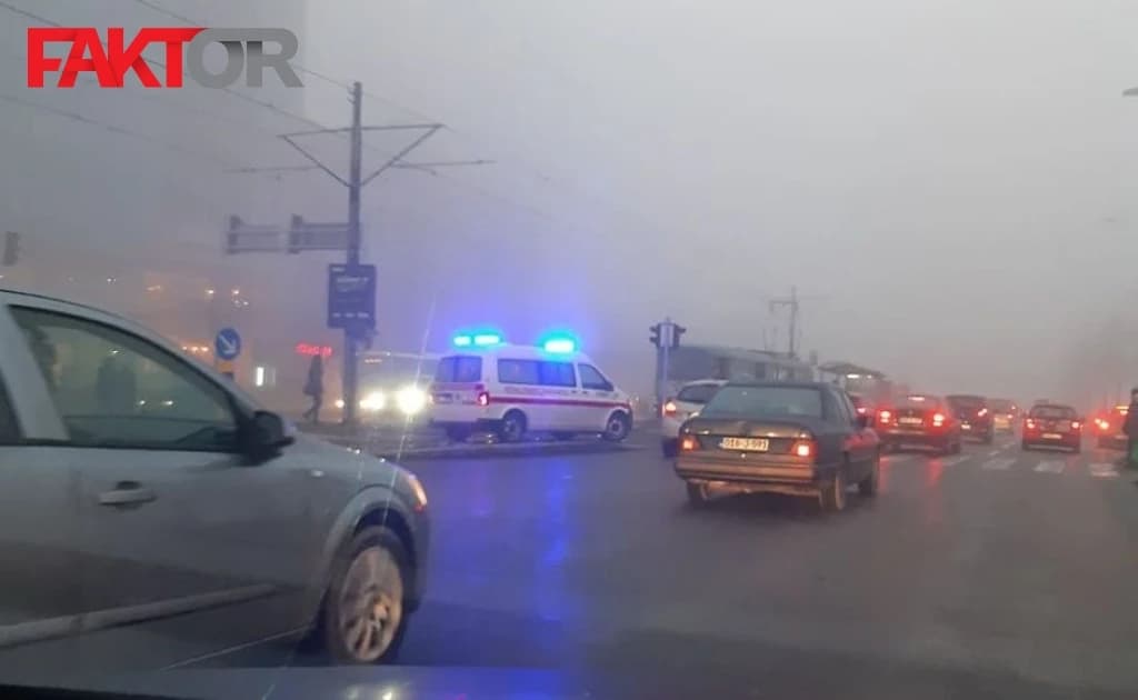 Žena se okliznula i pala pri ulasku u tramvaj, Hitna je odvezla u KUM