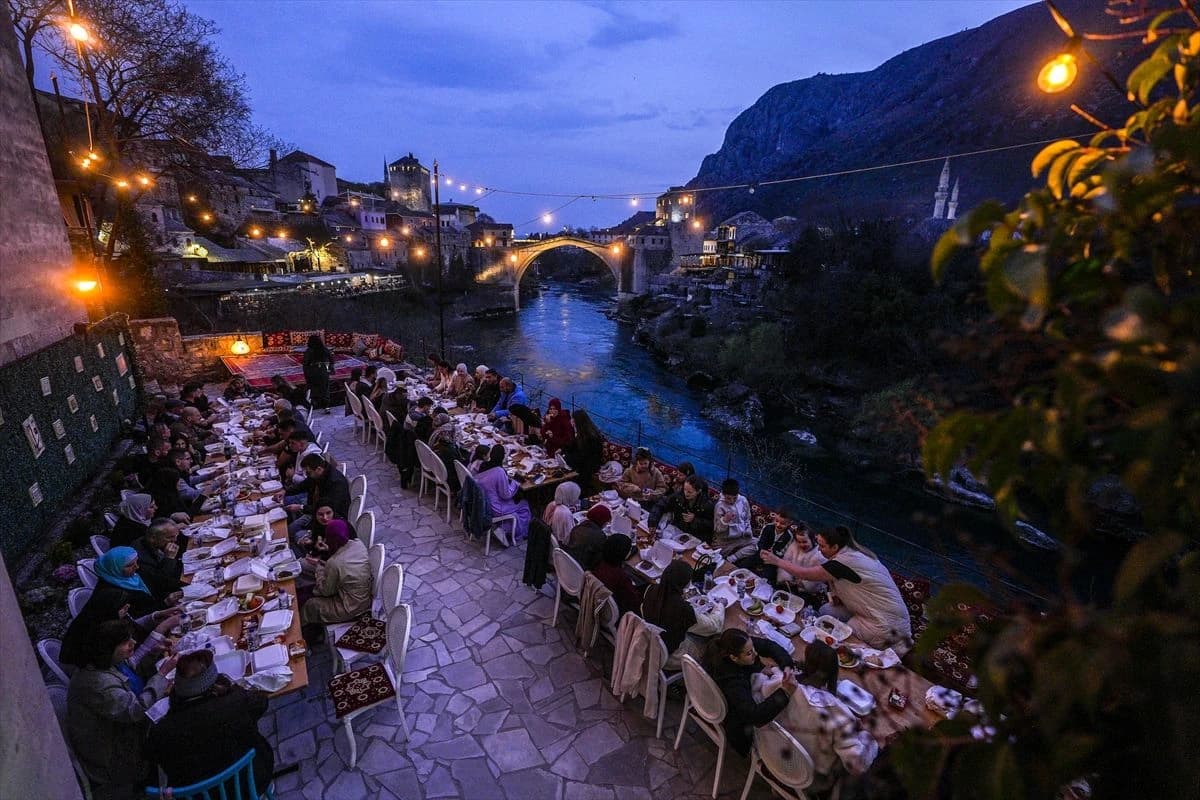 U staroj gradskoj jezgri Mostara upriličen zajednički iftar