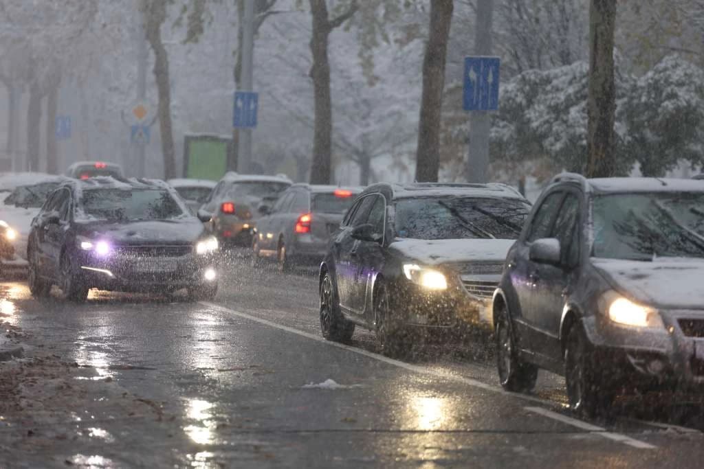 Snijeg usporio saobraćaj na nekim dionicama, evo kad prestaju padavine
