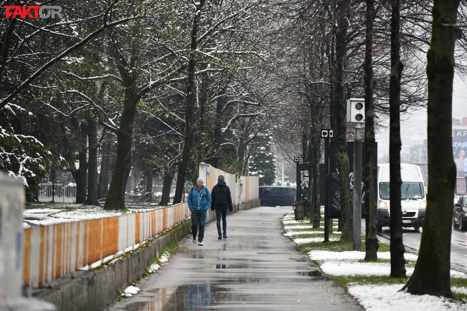 Snijeg pade na behar na voće: Sarajevo pod bijelim pokrivačem
