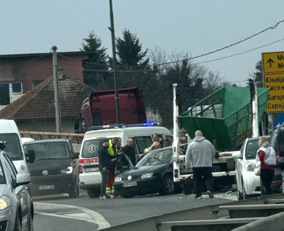Sudar kamiona i auta na Mostarskom raskršću: Jedna osoba prevezena u KCUS, stvorene velike gužve