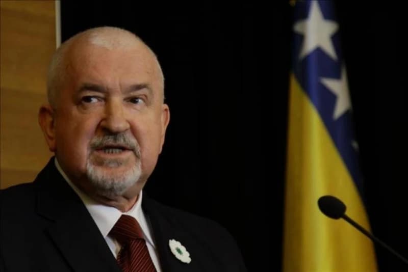 Cerić odgovorio Dodiku: Opet papagaj u istom ruhu, ali u drugačijem položaju