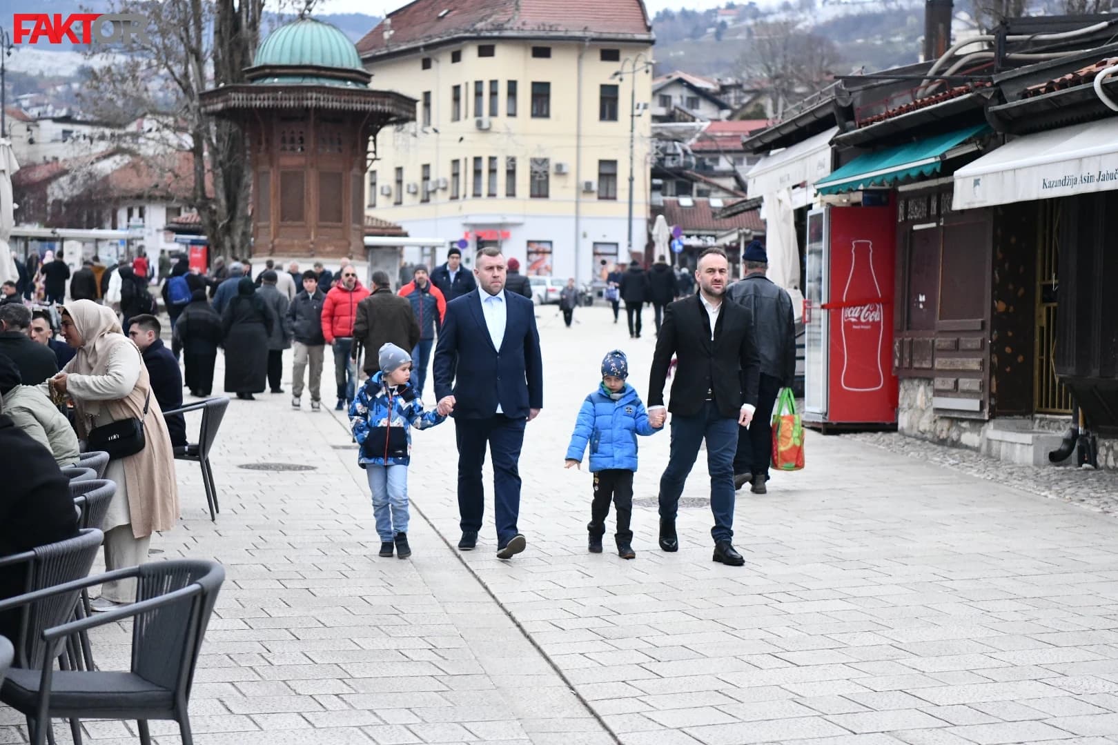 Pogledajte bajramsku atmosferu u Sarajevu: Susreti i čestitanja, cvijeće, tradicionalne paklame...